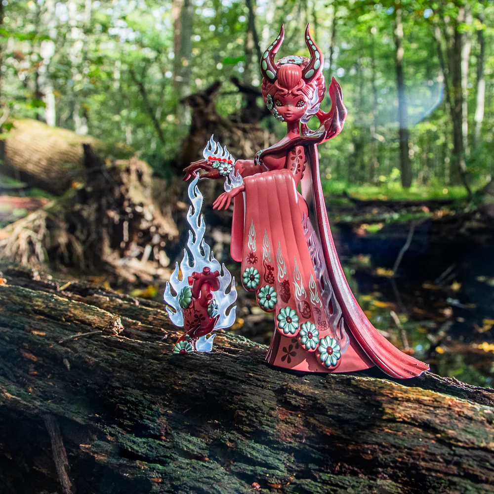 Witch Queen 8" Vinyl Art Figure by Junko Mizuno - Blood Red Edition (Limited Edition of 300) - Image 9